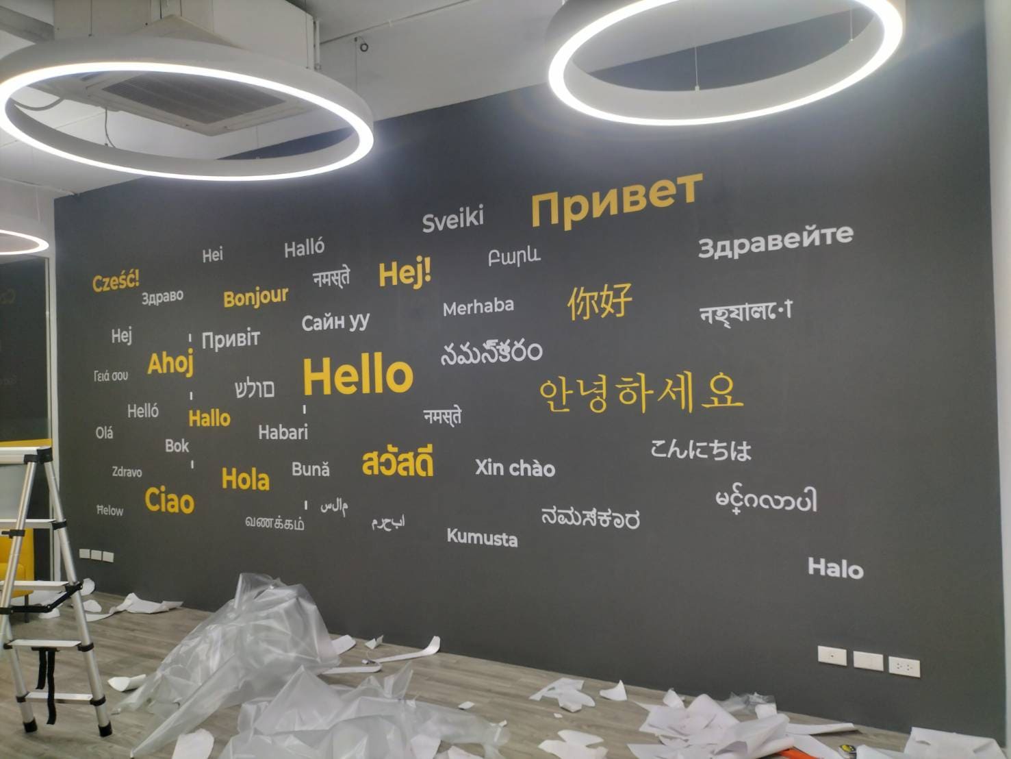 รับทำสติ๊กเกอร์ติดผนัง พิมพ์ลายด่วน งานพรีเมียม Nut-Print รับทำสติ๊กเกอร์ติดผนัง