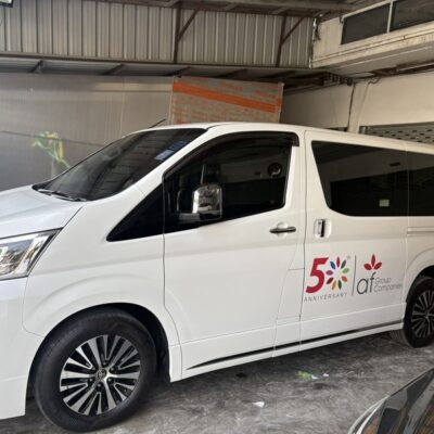 พิมพ์สติ๊กเกอร์โฆษณาติดรถตู้