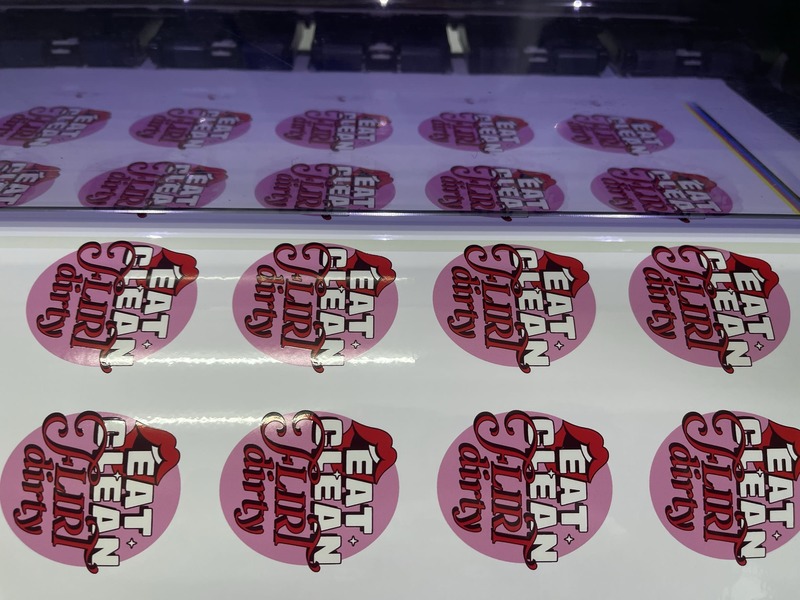 สติ๊กเกอร์ PVC ขาวเงา สติ๊กเกอร์ PVC ขาวเงา